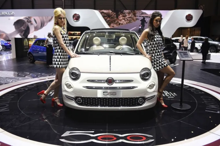 Fiat 500 će svakomu izmamiti osmijeh na lice. Starije će podsjetiti na negda&scaron;nja, bolja vremena, a djeca će se igrati igračkom tog legendarnog modela autoindustrije.
Taj je talijanski automobil objelodanjen prije 60 godina. Odmah je postao hit, zbog niske cijene, niskih tro&scaron;kova održavanja i upečatljivog dizajna.
Tijekom godina postao je klasik, a kompanija izbacuje na trži&scaron;te nove verzije. Tako je primjerice posljednji model predstavljen na sajmu u Ženevi.
Zanimljivo, dio originalnih automobila proizvedenih 1957. ostao je sačuvan do danas. U Njemačkoj je otprilike 7.500 originalnih Fiata 500.
