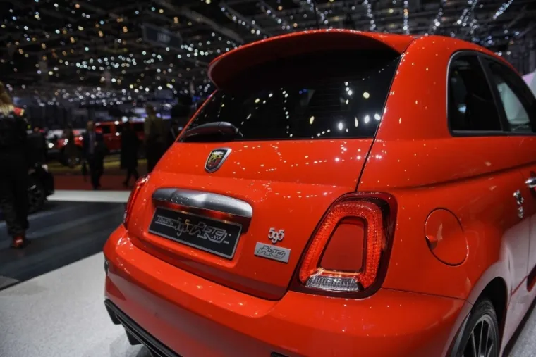 Fiat 500 će svakomu izmamiti osmijeh na lice. Starije će podsjetiti na negda&scaron;nja, bolja vremena, a djeca će se igrati igračkom tog legendarnog modela autoindustrije.
Taj je talijanski automobil objelodanjen prije 60 godina. Odmah je postao hit, zbog niske cijene, niskih tro&scaron;kova održavanja i upečatljivog dizajna.
Tijekom godina postao je klasik, a kompanija izbacuje na trži&scaron;te nove verzije. Tako je primjerice posljednji model predstavljen na sajmu u Ženevi.
Zanimljivo, dio originalnih automobila proizvedenih 1957. ostao je sačuvan do danas. U Njemačkoj je otprilike 7.500 originalnih Fiata 500.