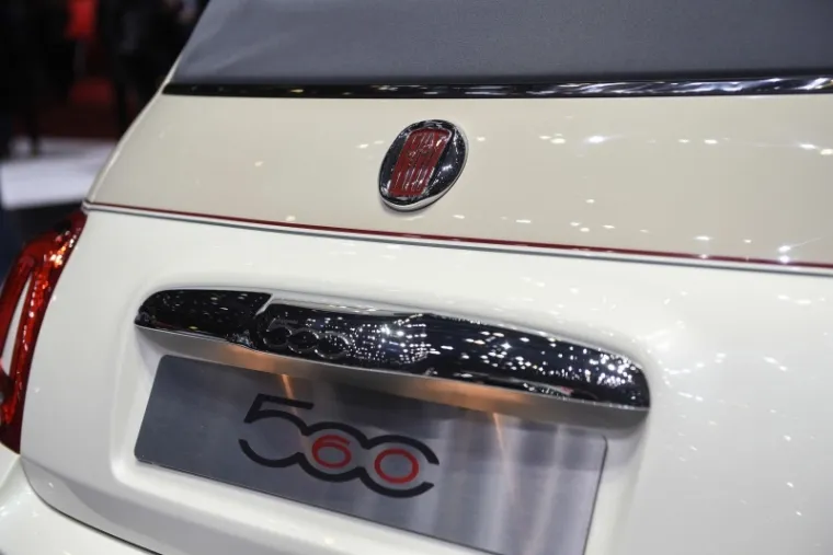 Fiat 500 će svakomu izmamiti osmijeh na lice. Starije će podsjetiti na negda&scaron;nja, bolja vremena, a djeca će se igrati igračkom tog legendarnog modela autoindustrije.
Taj je talijanski automobil objelodanjen prije 60 godina. Odmah je postao hit, zbog niske cijene, niskih tro&scaron;kova održavanja i upečatljivog dizajna.
Tijekom godina postao je klasik, a kompanija izbacuje na trži&scaron;te nove verzije. Tako je primjerice posljednji model predstavljen na sajmu u Ženevi.
Zanimljivo, dio originalnih automobila proizvedenih 1957. ostao je sačuvan do danas. U Njemačkoj je otprilike 7.500 originalnih Fiata 500.