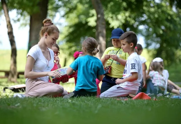 Djeca na dekama uživala u čitanju knjiga uz jezero Bundek