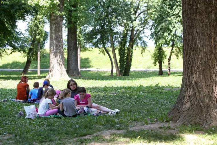 Djeca na dekama uživala u čitanju knjiga uz jezero Bundek