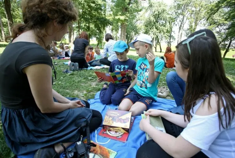Djeca na dekama uživala u čitanju knjiga uz jezero Bundek