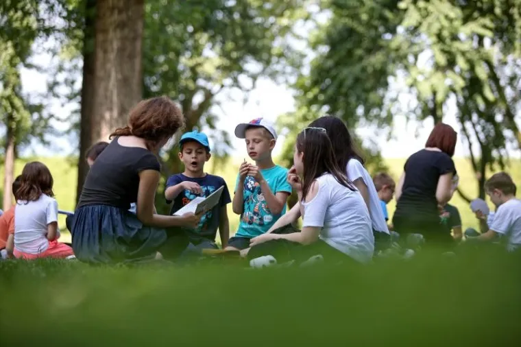 Djeca na dekama uživala u čitanju knjiga uz jezero Bundek