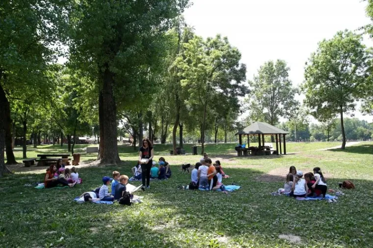 Djeca na dekama uživala u čitanju knjiga uz jezero Bundek