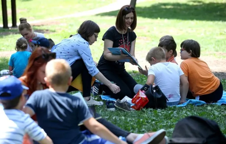 Djeca na dekama uživala u čitanju knjiga uz jezero Bundek
