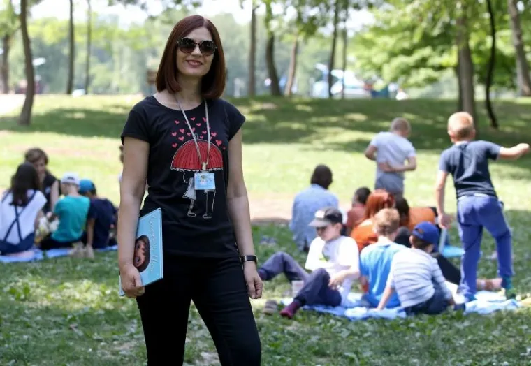 Djeca na dekama uživala u čitanju knjiga uz jezero Bundek