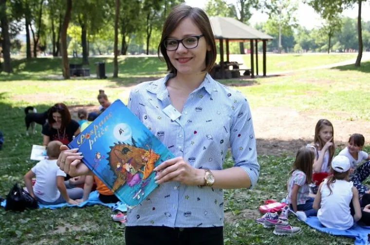 Djeca na dekama uživala u čitanju knjiga uz jezero Bundek