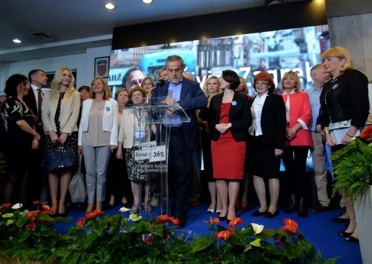 &lsquo;Želim čestitati i pozvati na suradnju u Gradskoj skup&scaron;tini. Sve ću uložiti da napravimo veliku koaliciju u Skup&scaron;tini. Grad Zagreb to zaslužuje, a i gradonačelnik koji je u finalu za &scaron;esti mandat to zaslužuje&rsquo;, rekao je Bandić sinoć u svom stožeru.