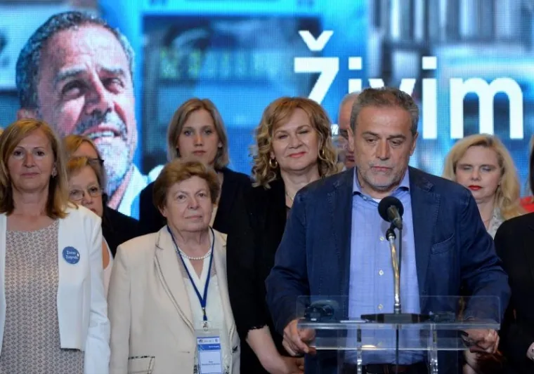 Milan Bandić održao je govor u ponoć, nakon &scaron;to su stigli privremeni rezultati DIP-a. Proglasio je relativnu pobjedu u sve četiri kategorije u Zagrebu.