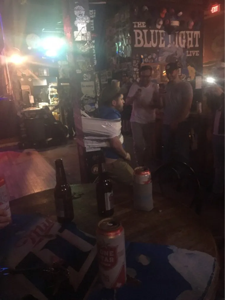 PIJU DA ZABORAVE IZBORE? Ubili se od alkohola da zaborave stvarnost, ali možda su ipak malo pretjerali