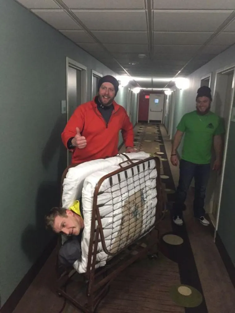 PIJU DA ZABORAVE IZBORE? Ubili se od alkohola da zaborave stvarnost, ali možda su ipak malo pretjerali