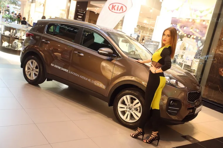 DJEVOJKE, ADRENALIN I MIRIS OKTANA: Pogledajte prizore koji su obilježili 10. izdanje Zagreb Auto Weeka