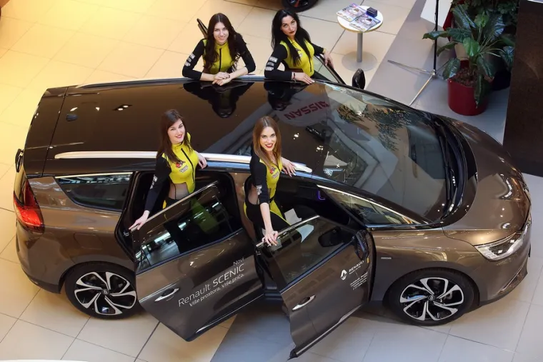 DJEVOJKE, ADRENALIN I MIRIS OKTANA: Pogledajte prizore koji su obilježili 10. izdanje Zagreb Auto Weeka