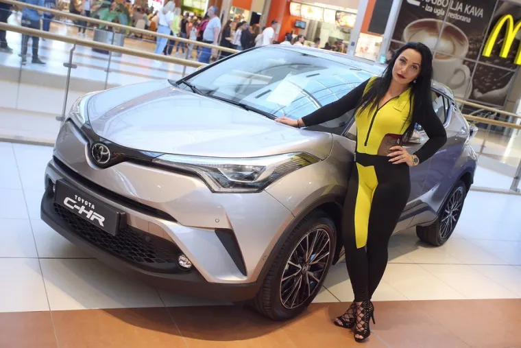 DJEVOJKE, ADRENALIN I MIRIS OKTANA: Pogledajte prizore koji su obilježili 10. izdanje Zagreb Auto Weeka