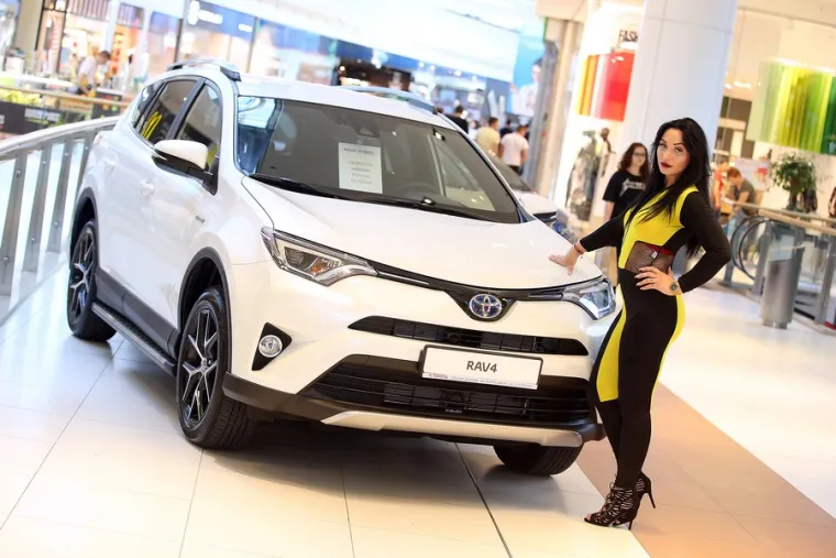 DJEVOJKE, ADRENALIN I MIRIS OKTANA: Pogledajte prizore koji su obilježili 10. izdanje Zagreb Auto Weeka