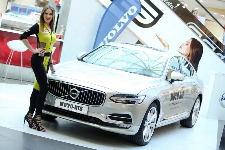 DJEVOJKE, ADRENALIN I MIRIS OKTANA: Pogledajte prizore koji su obilježili 10. izdanje Zagreb Auto Weeka