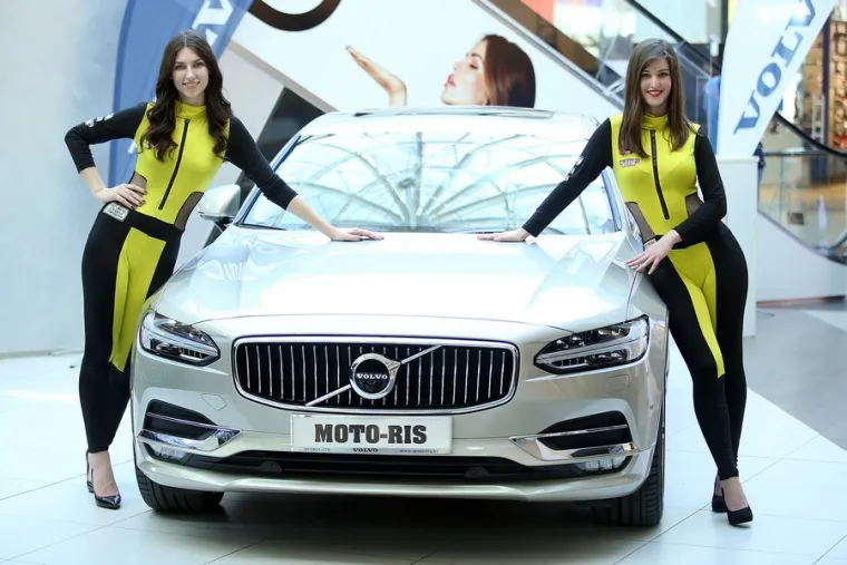 DJEVOJKE, ADRENALIN I MIRIS OKTANA: Pogledajte prizore koji su obilježili 10. izdanje Zagreb Auto Weeka