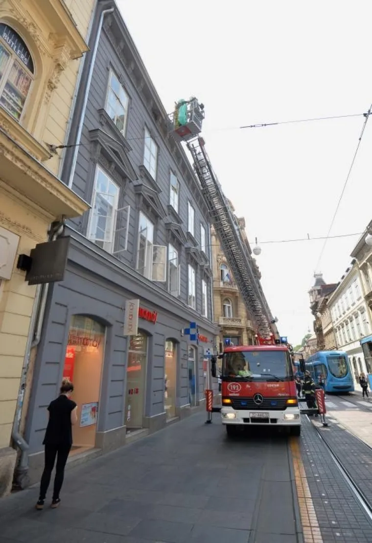 PČELE BLOKIRALE ILICU: Zbog skidanja ko&scaron;nice sa zgrade nastao kaos u centru Zagreba