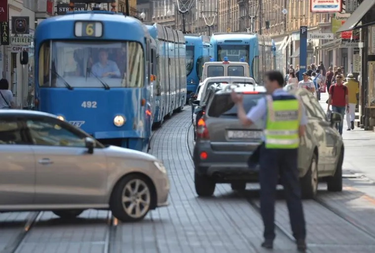 PČELE BLOKIRALE ILICU: Zbog skidanja ko&scaron;nice sa zgrade nastao kaos u centru Zagreba