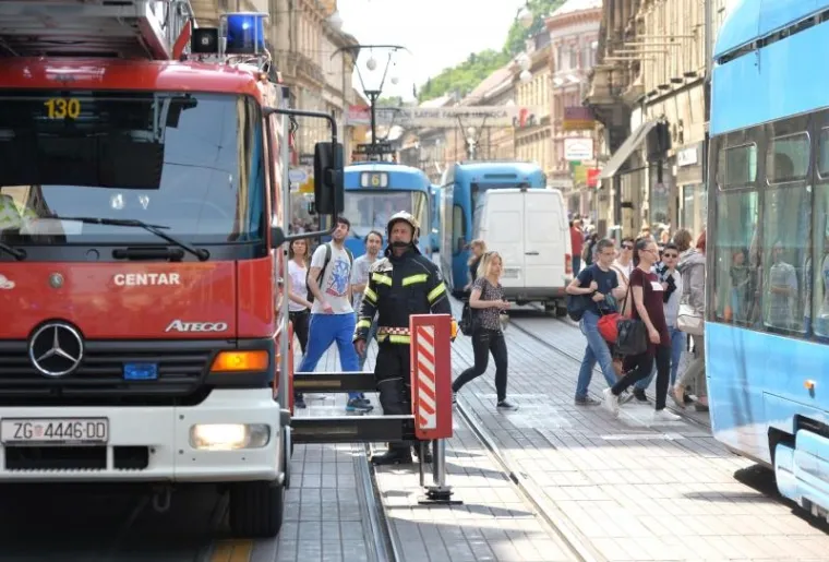 PČELE BLOKIRALE ILICU: Zbog skidanja ko&scaron;nice sa zgrade nastao kaos u centru Zagreba