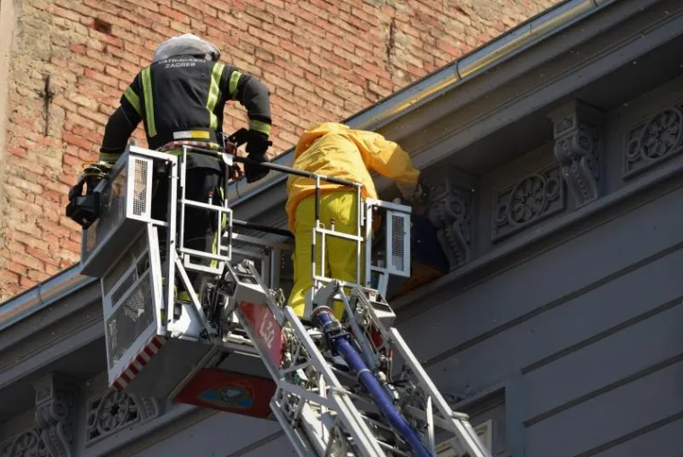PČELE BLOKIRALE ILICU: Zbog skidanja ko&scaron;nice sa zgrade nastao kaos u centru Zagreba
