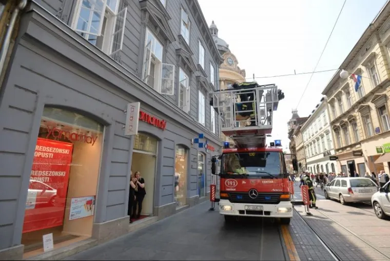 PČELE BLOKIRALE ILICU: Zbog skidanja ko&scaron;nice sa zgrade nastao kaos u centru Zagreba