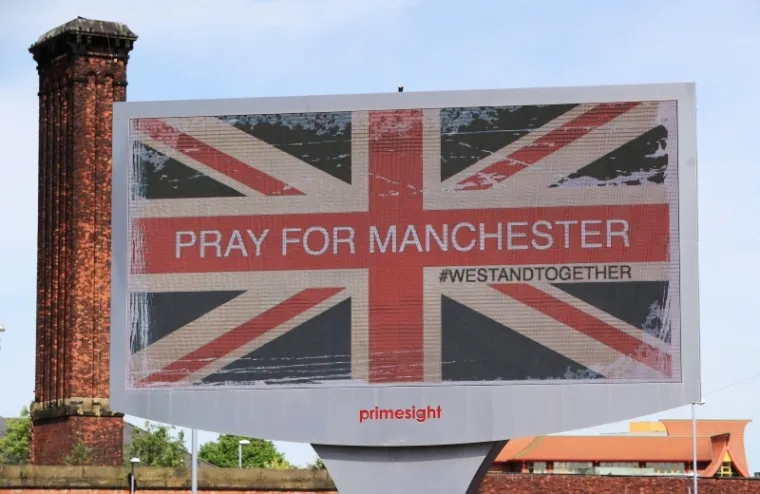 Jo&scaron; uvijek vladaju &scaron;ok i tuga nakon jučera&scaron;njeg napada na koncertu Ariane Grande u Manchesteru. Ljudi iz Manchestera, ali i cijeloga svijeta odavaju počast žrtvama cvijećem, svijećem i porukama.