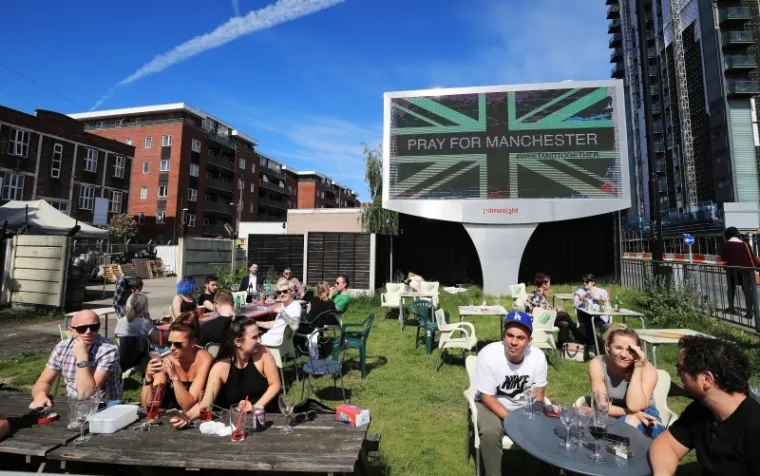 Jo&scaron; uvijek vladaju &scaron;ok i tuga nakon jučera&scaron;njeg napada na koncertu Ariane Grande u Manchesteru. Ljudi iz Manchestera, ali i cijeloga svijeta odavaju počast žrtvama cvijećem, svijećem i porukama.