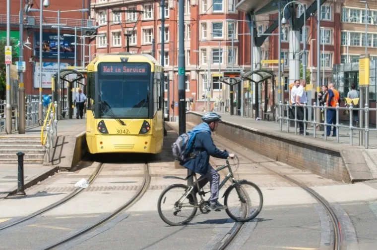 Jo&scaron; uvijek vladaju &scaron;ok i tuga nakon jučera&scaron;njeg napada na koncertu Ariane Grande u Manchesteru. Ljudi iz Manchestera, ali i cijeloga svijeta odavaju počast žrtvama cvijećem, svijećem i porukama.