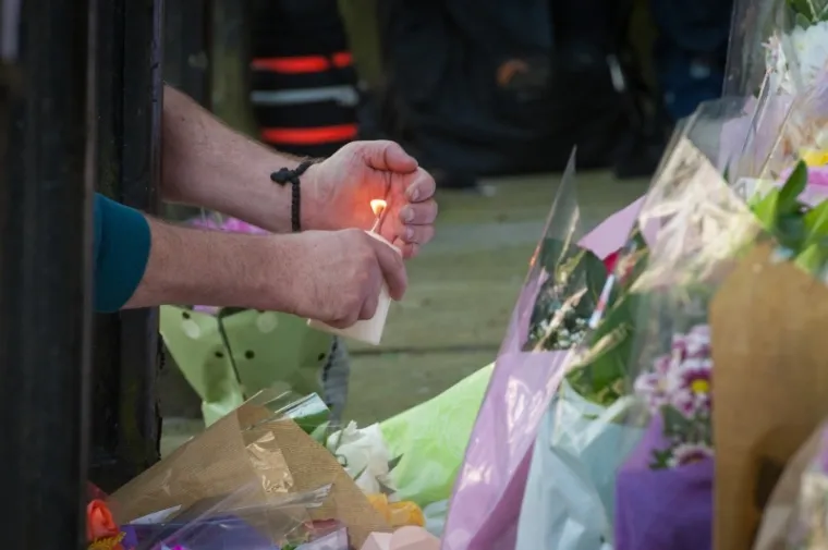 Jo&scaron; uvijek vladaju &scaron;ok i tuga nakon jučera&scaron;njeg napada na koncertu Ariane Grande u Manchesteru. Ljudi iz Manchestera, ali i cijeloga svijeta odavaju počast žrtvama cvijećem, svijećem i porukama.