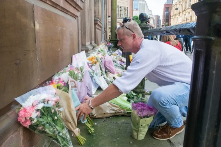 Jo&scaron; uvijek vladaju &scaron;ok i tuga nakon jučera&scaron;njeg napada na koncertu Ariane Grande u Manchesteru. Ljudi iz Manchestera, ali i cijeloga svijeta odavaju počast žrtvama cvijećem, svijećem i porukama.