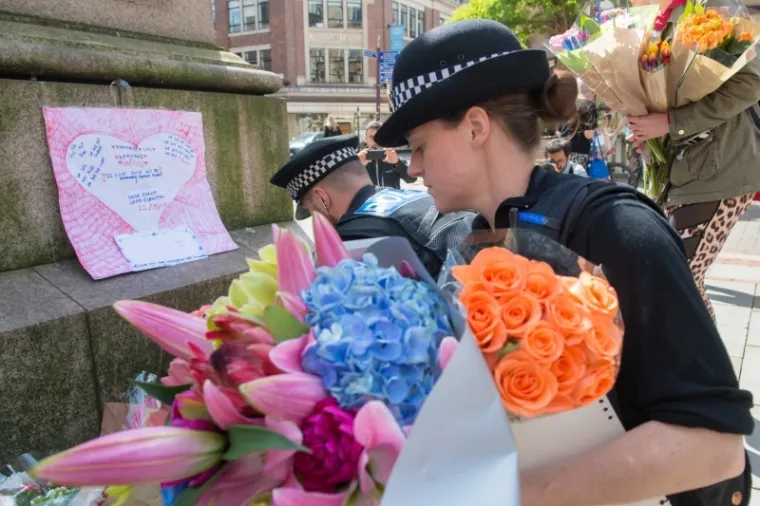 Jo&scaron; uvijek vladaju &scaron;ok i tuga nakon jučera&scaron;njeg napada na koncertu Ariane Grande u Manchesteru. Ljudi iz Manchestera, ali i cijeloga svijeta odavaju počast žrtvama cvijećem, svijećem i porukama.