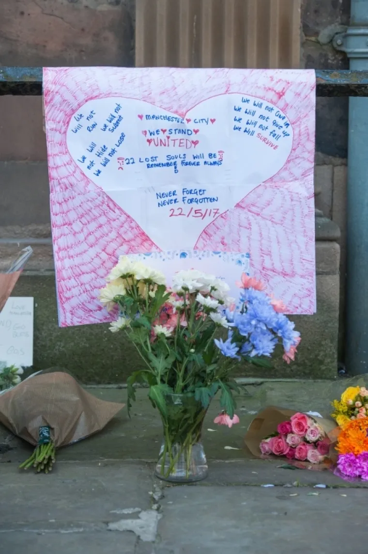 Jo&scaron; uvijek vladaju &scaron;ok i tuga nakon jučera&scaron;njeg napada na koncertu Ariane Grande u Manchesteru. Ljudi iz Manchestera, ali i cijeloga svijeta odavaju počast žrtvama cvijećem, svijećem i porukama.