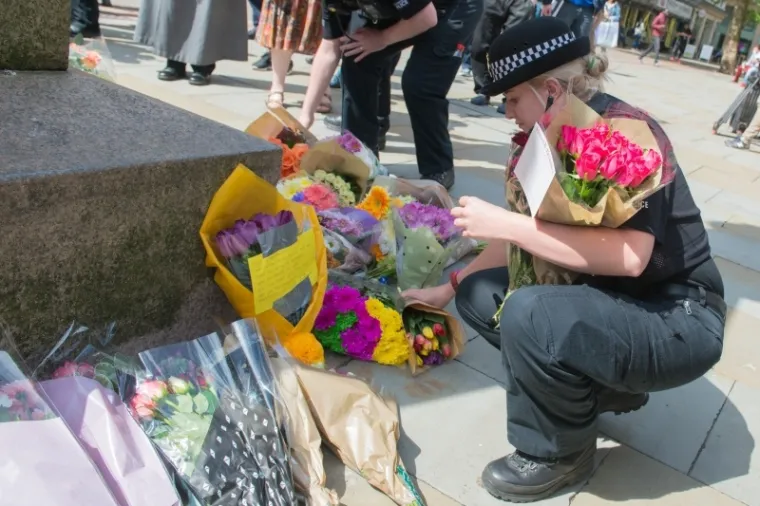 Jo&scaron; uvijek vladaju &scaron;ok i tuga nakon jučera&scaron;njeg napada na koncertu Ariane Grande u Manchesteru. Ljudi iz Manchestera, ali i cijeloga svijeta odavaju počast žrtvama cvijećem, svijećem i porukama.
