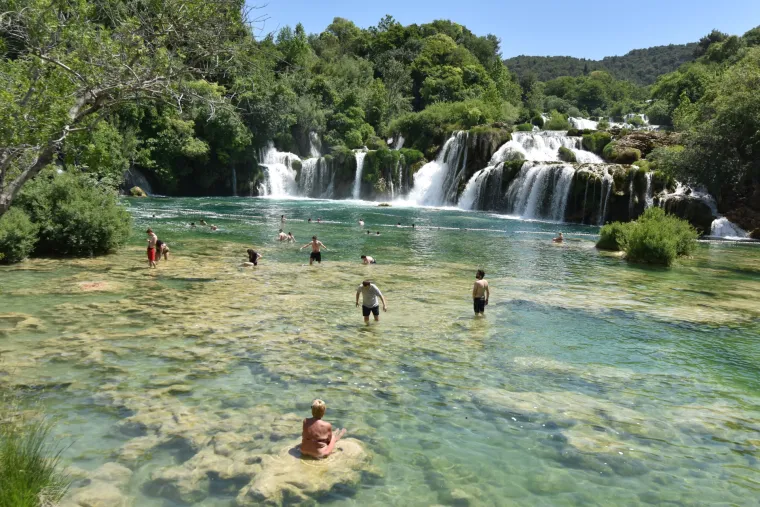 Turisti uživaju u ljepotama Nacionalnog parka Krka