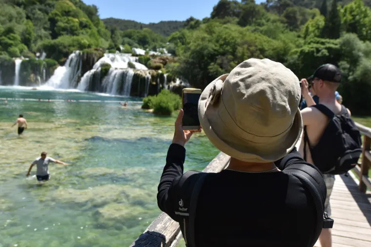 Turisti uživaju u ljepotama Nacionalnog parka Krka