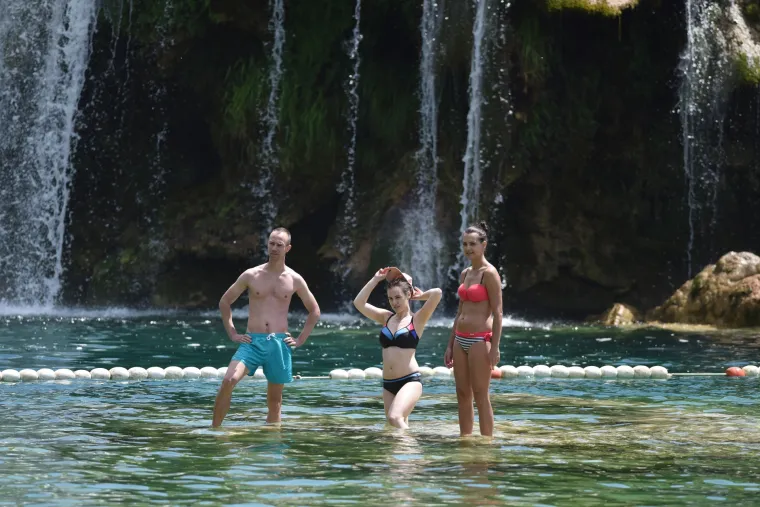 Turisti uživaju u ljepotama Nacionalnog parka Krka