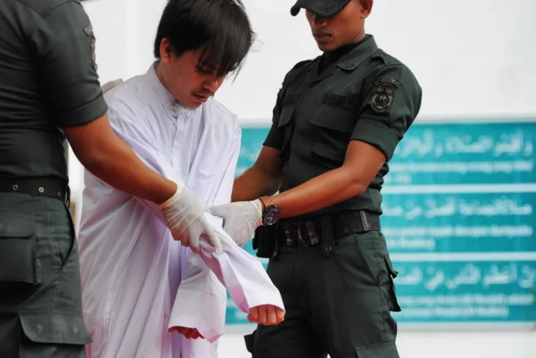 Indonezija: Na javnom &scaron;ibanju dvojice homoseksualaca svjetina pljeskala