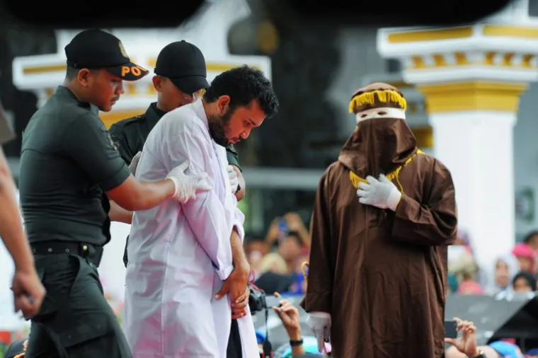 Indonezija: Na javnom &scaron;ibanju dvojice homoseksualaca svjetina pljeskala