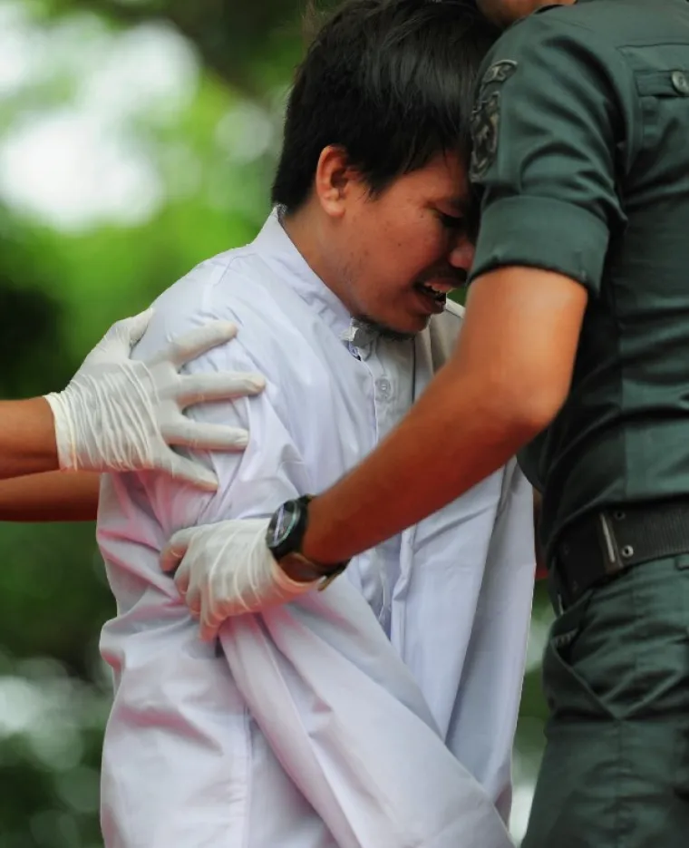 Indonezija: Na javnom &scaron;ibanju dvojice homoseksualaca svjetina pljeskala