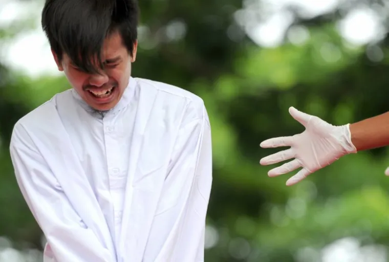 Indonezija: Na javnom &scaron;ibanju dvojice homoseksualaca svjetina pljeskala