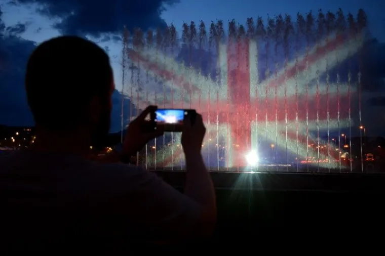I ZAGREB JE UZ MANCHESTER: U spomen na poginule zagrebačke fontane svijetlile u bojama Union Jacka