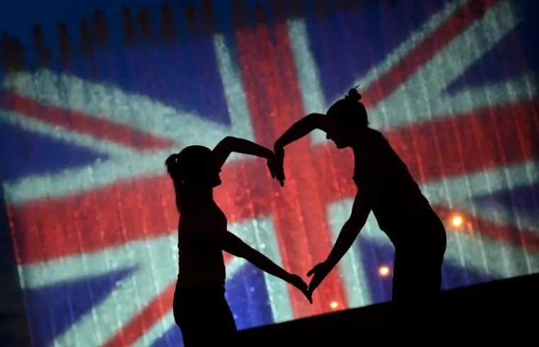 U spomen na žrtve terorističkog napada u Manchesteru zagrebačke fontane osvijetljene bojama Velike Britanije.