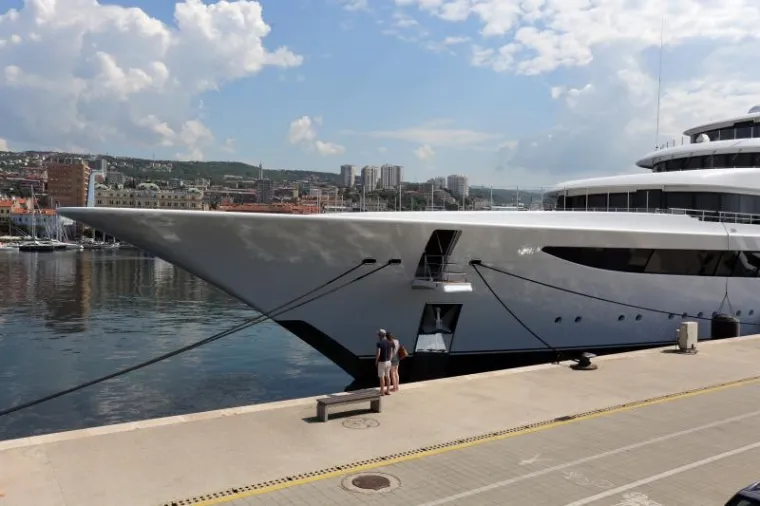 OVAKO IZGLEDA 93 METRA ČISTOG LUKSUZA: Ruski oligarh i Putinov prijatelj doplovio megajahtom u Hrvatsku