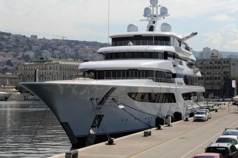 OVAKO IZGLEDA 93 METRA ČISTOG LUKSUZA: Ruski oligarh i Putinov prijatelj doplovio megajahtom u Hrvatsku