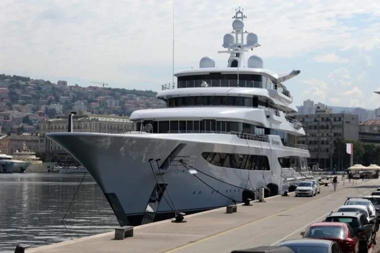 OVAKO IZGLEDA 93 METRA ČISTOG LUKSUZA: Ruski oligarh i Putinov prijatelj doplovio megajahtom u Hrvatsku