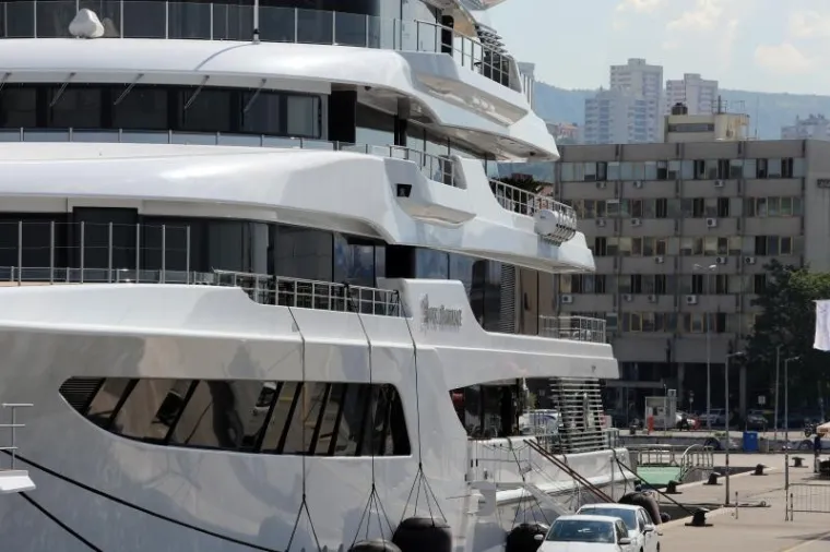 OVAKO IZGLEDA 93 METRA ČISTOG LUKSUZA: Ruski oligarh i Putinov prijatelj doplovio megajahtom u Hrvatsku