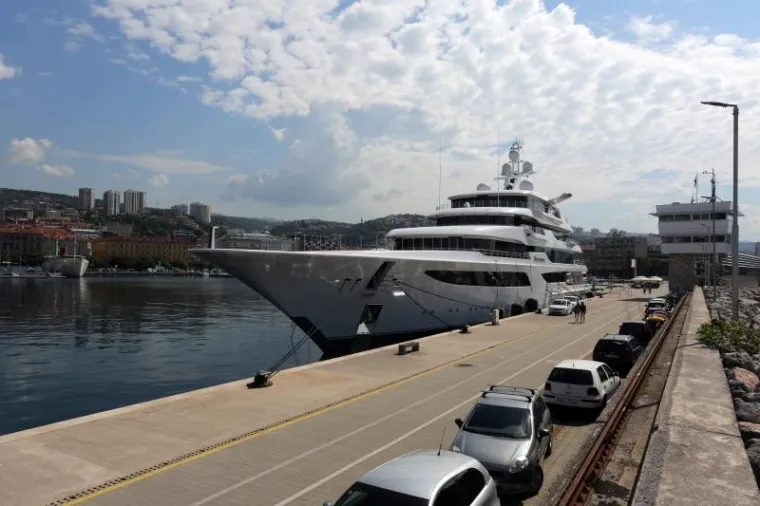 OVAKO IZGLEDA 93 METRA ČISTOG LUKSUZA: Ruski oligarh i Putinov prijatelj doplovio megajahtom u Hrvatsku