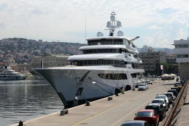 OVAKO IZGLEDA 93 METRA ČISTOG LUKSUZA: Ruski oligarh i Putinov prijatelj doplovio megajahtom u Hrvatsku