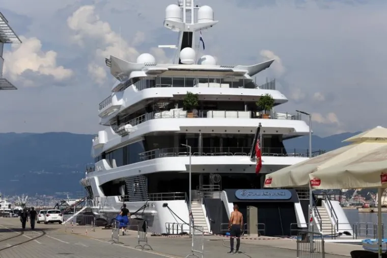 OVAKO IZGLEDA 93 METRA ČISTOG LUKSUZA: Ruski oligarh i Putinov prijatelj doplovio megajahtom u Hrvatsku